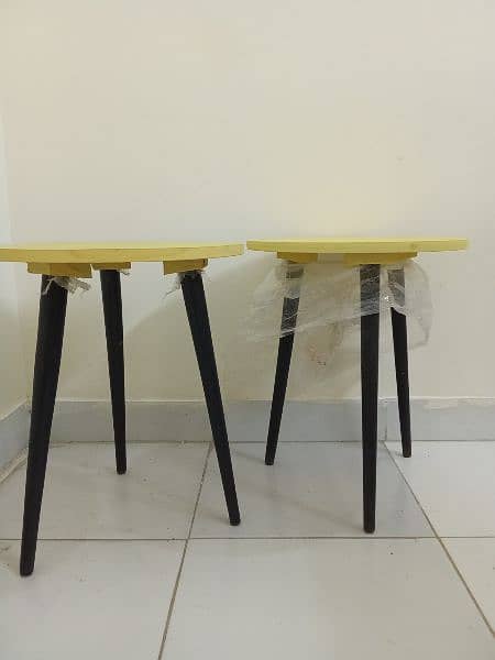 round yellow table from habbit 1