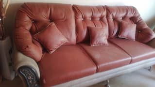 bilkul new sofa or table hy munasib qeemat per