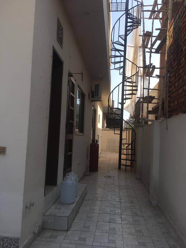 2 KANAL BEAUTIFUL HOUSE AVAILABLE FOR RENT IN ENGINEER TOWN 14