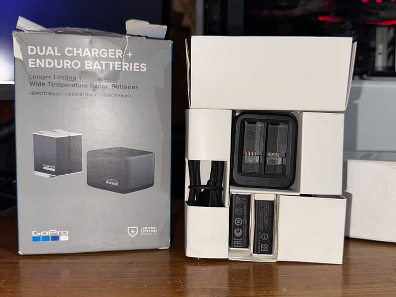 GoPro Dual Battery Charger + Enduro Batteries Pack 1