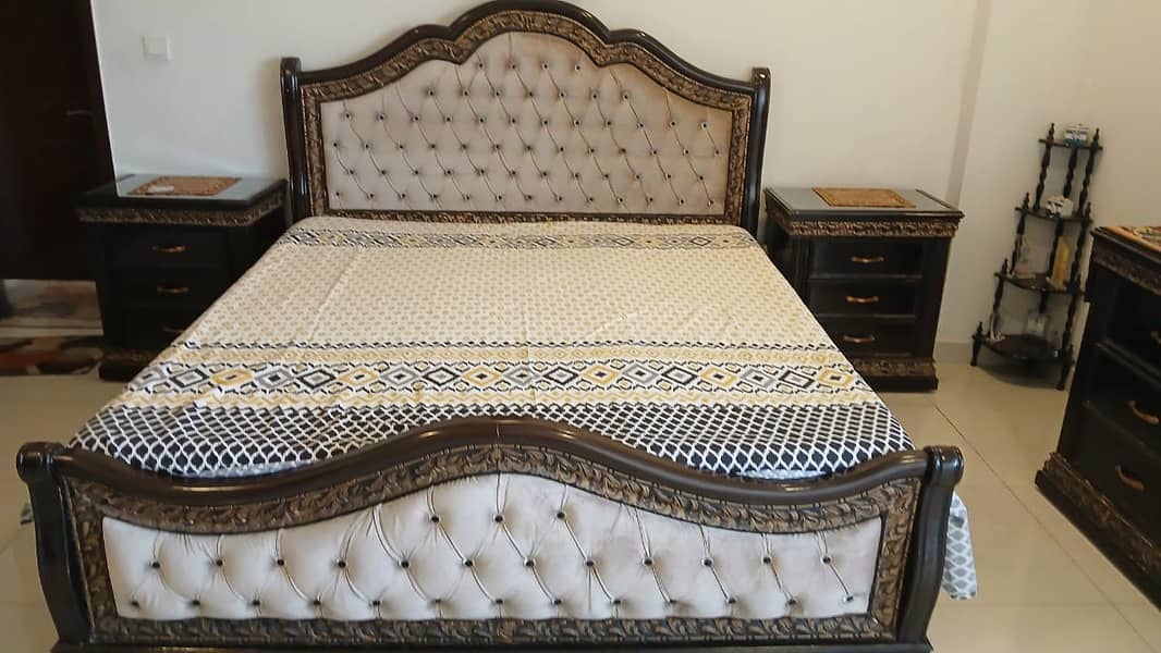 BED SET FOR SALE IN BEST CONDITION 4