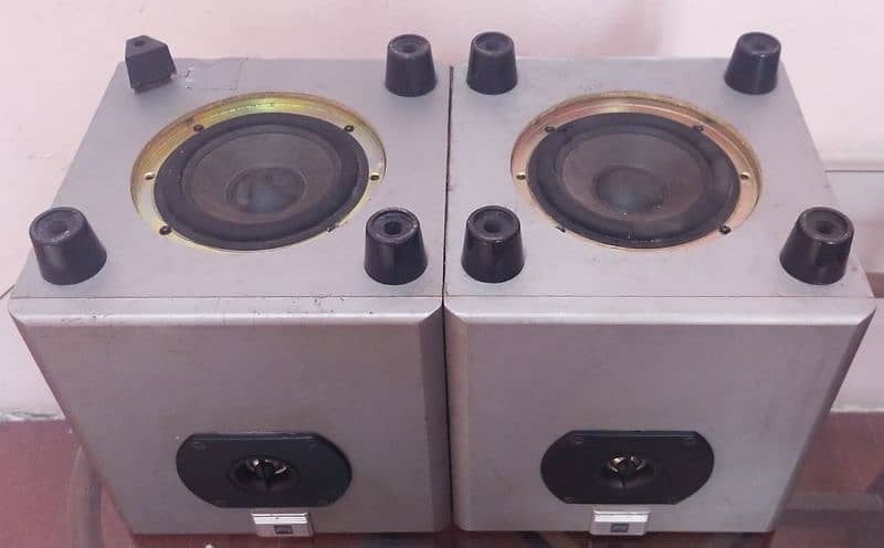 Subwoofer style Bookshelf (Down-fire) Speakers 6