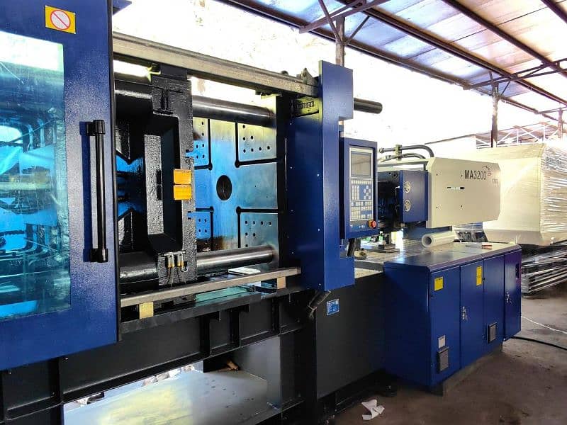 injection moulding machine 18