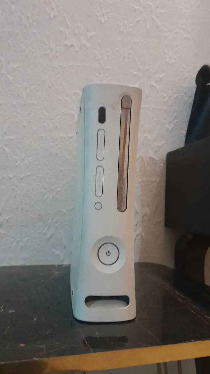 Xbox 360 with 81 games with one controller 2