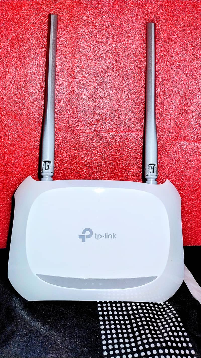 TP-LINK Wireless N Router ''300 MBPS'' Model: TL-WR840N 2