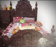 chinoty bed Hy king bed ha side table bhy hain or dressing table