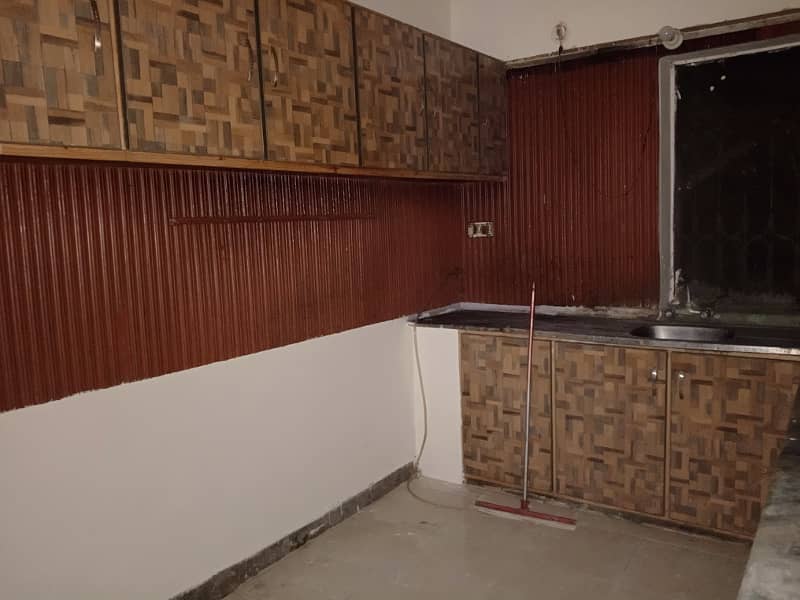 LOWER PORTION AVAILABLE FOR RENT IN KARIM BLOCK 1