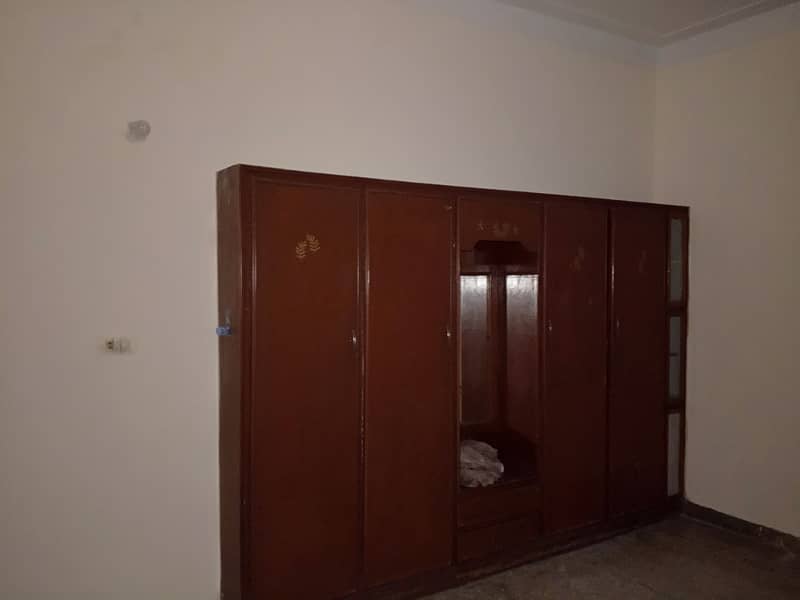 LOWER PORTION AVAILABLE FOR RENT IN KARIM BLOCK 7