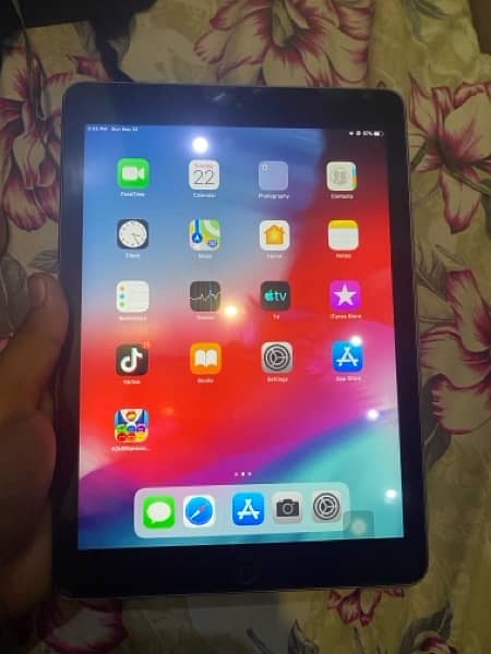 Ipad Air 32 GB space Grey Good Condition 1