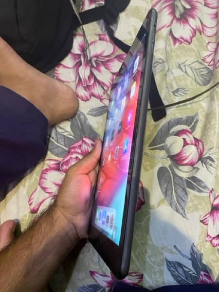 Ipad Air 32 GB space Grey Good Condition 5