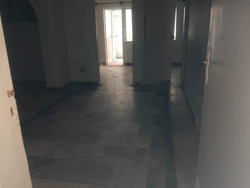 2BL 4 FLOOR 750 SQFT LIFT GOOD CONDITION. . . 7