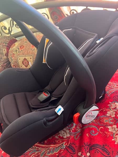 Tinnies carry cot/ car seat 5