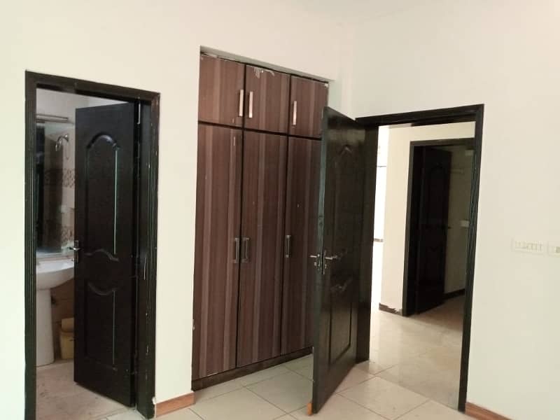 Flat For Sale In Askari 11- B, Lahore 31