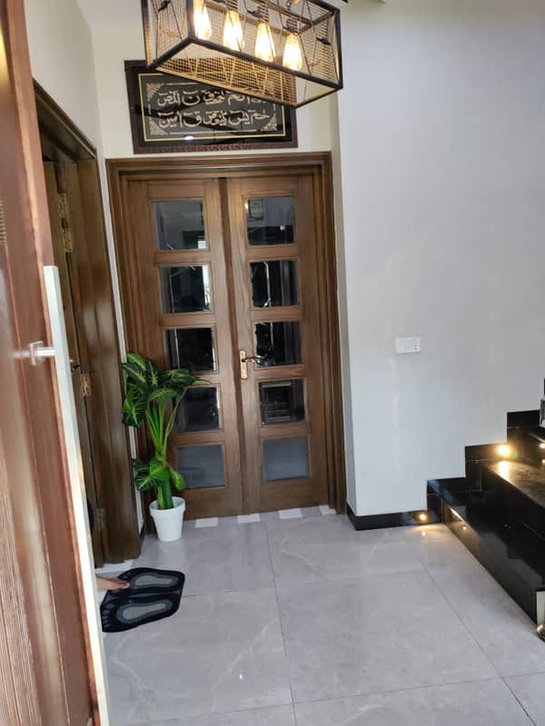 10 Marla Upper Portion For Rent in Bahria Town Lahore 2