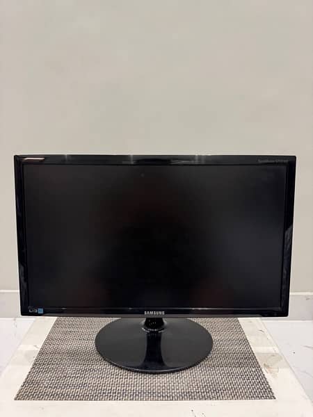 Samsung 23" LED monitor S23B300B with sharp picture quality 0