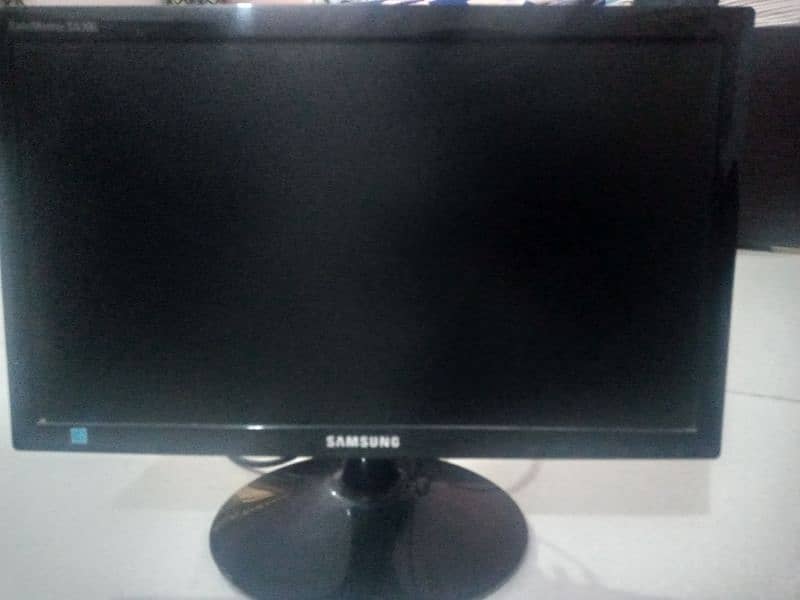 Samsung 18inch or Accer 16inch Lcd led for computer 3