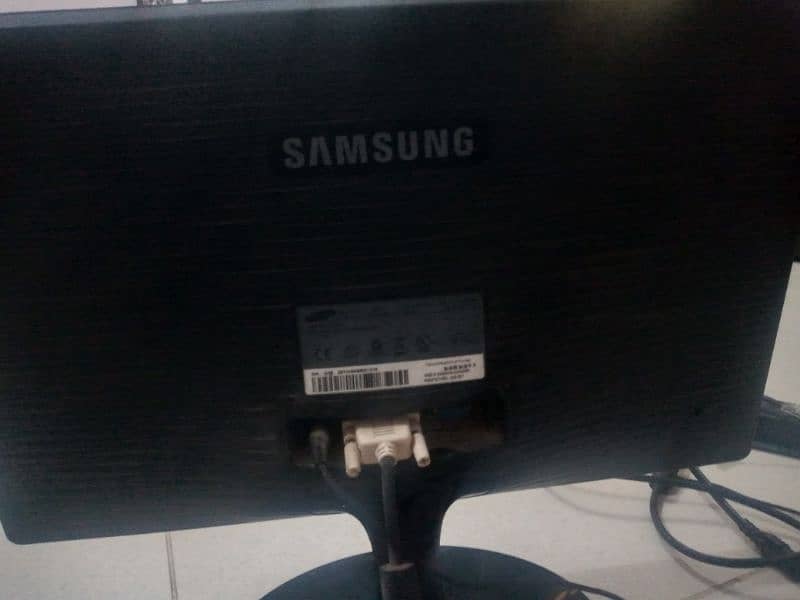 Samsung 18inch or Accer 16inch Lcd led for computer 4