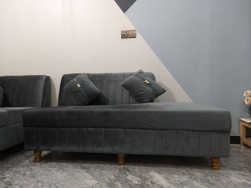 5 seater valvet sofa 3