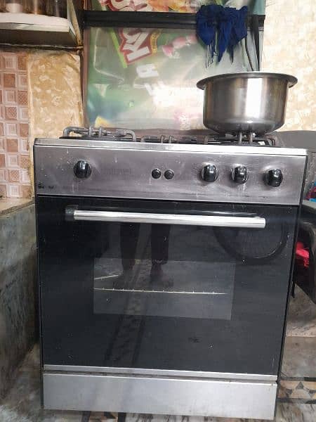 only one year used oven no damage no fault 100% done urgert sale 1