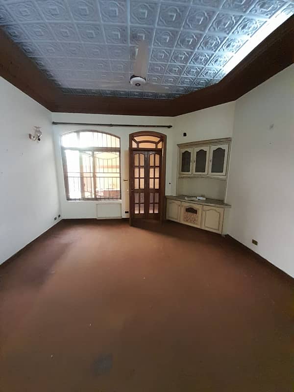 10MARLA NEAT&CLEAN HOUSE FOR RENT IN BADAR BLOCK ALLAMA IQBAL TOWN 0