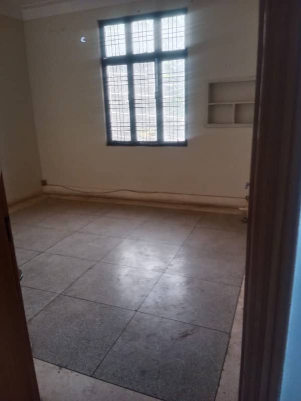 10MARLA NEAT&CLEAN HOUSE FOR RENT IN BADAR BLOCK ALLAMA IQBAL TOWN 5