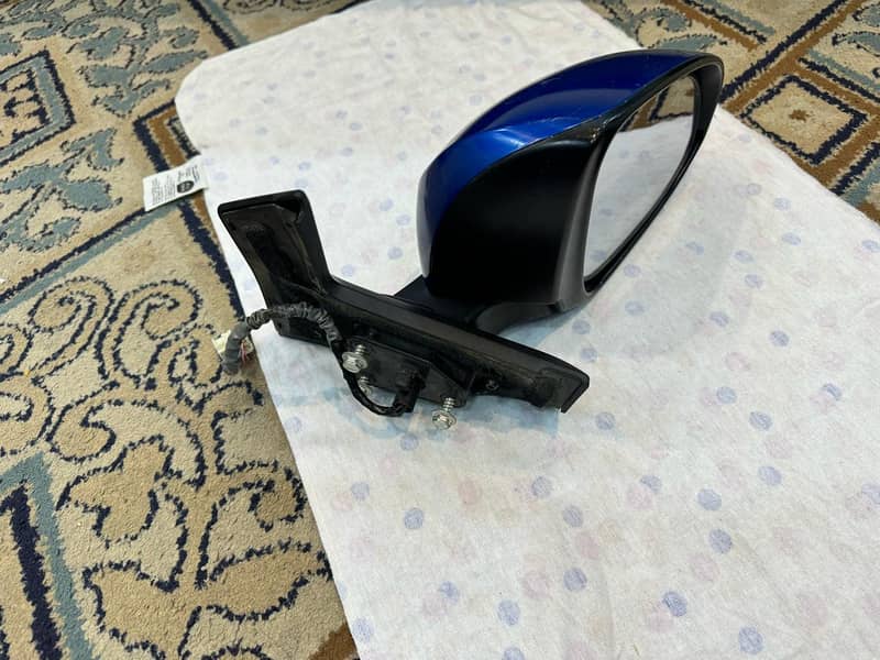 Toyota Aqua orignal side mirrors , right side back light 100% orignal 5