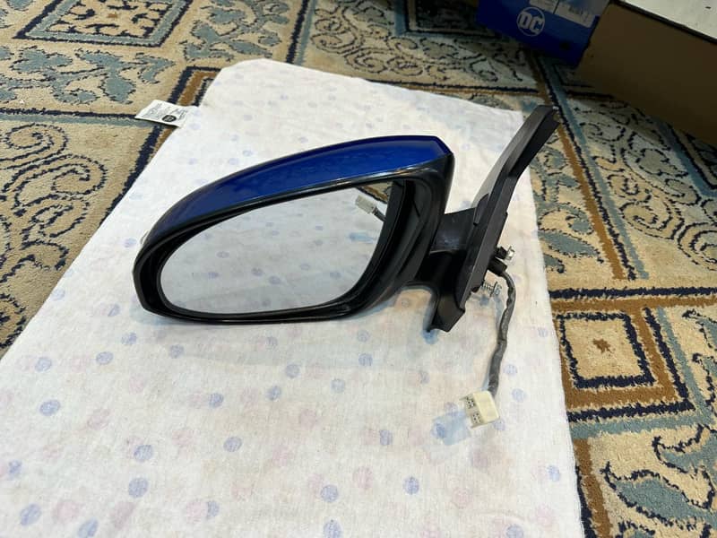 Toyota Aqua orignal side mirrors , right side back light 100% orignal 6