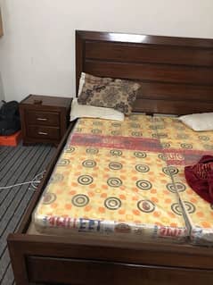 king size bed good quality / Only bed , no mattress no side table