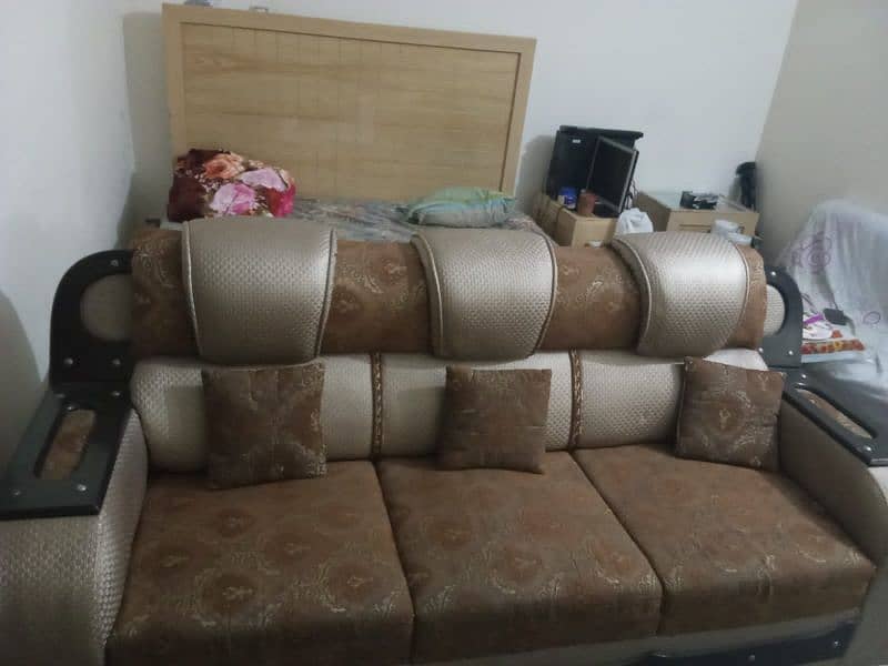 6 seater sofa set (3,2,1] in 9/10 condition 1