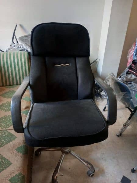 I am selling ofice table &ofice chair 2