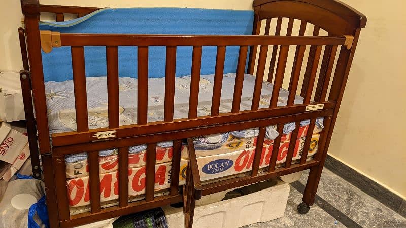 extendable tinnies baby cot with two cot mattresses 2