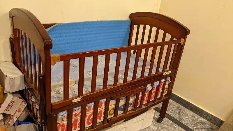 extendable tinnies baby cot with two cot mattresses 3