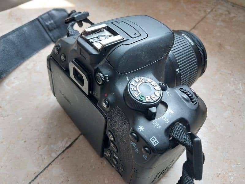 DSLR Canon 700d in mint condition 1