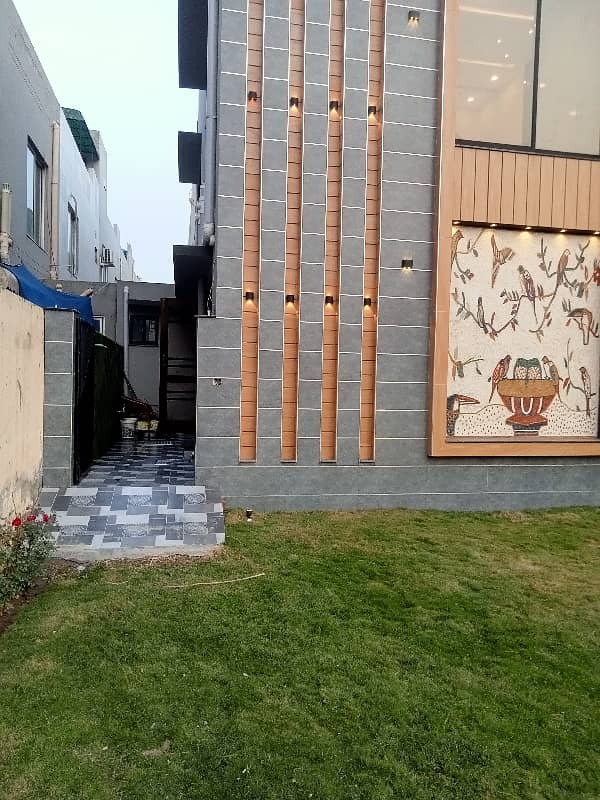 6 Marla corner house for sale in CC block bahria Town Lahore near to park 2