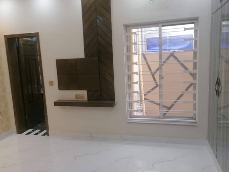 1 Kanal House In Beautiful Location Of Bahria Town - Sector C In Lahore 1