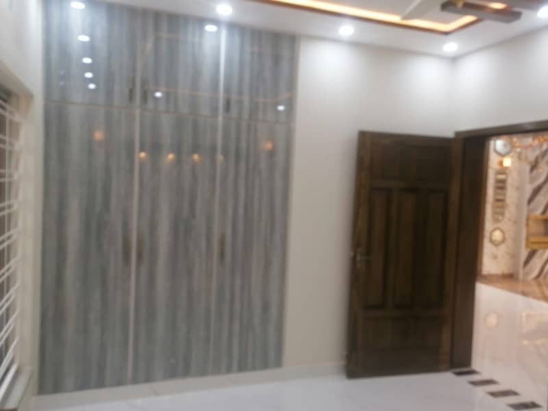 1 Kanal House In Beautiful Location Of Bahria Town - Sector C In Lahore 6