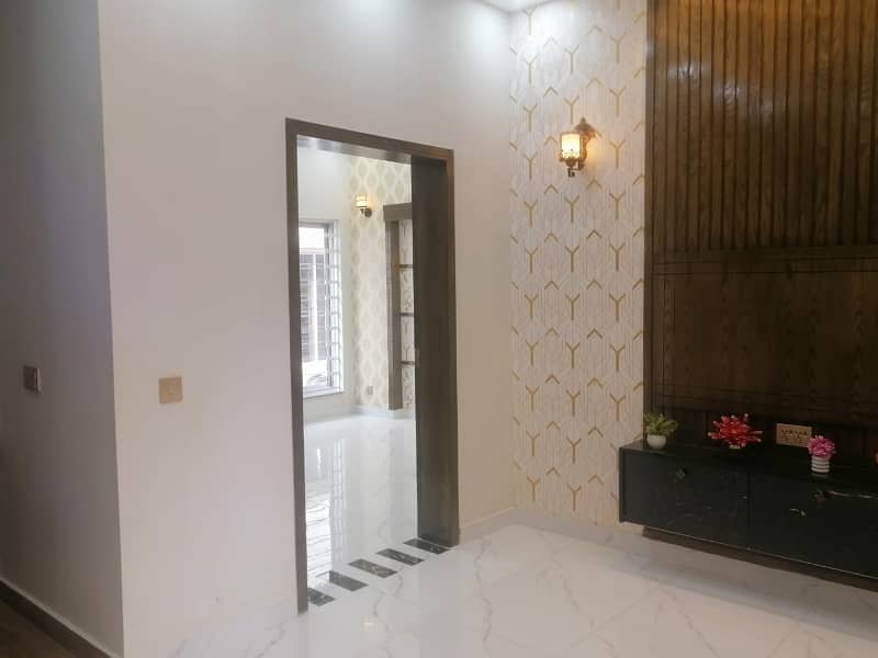 1 Kanal House In Beautiful Location Of Bahria Town - Sector C In Lahore 9