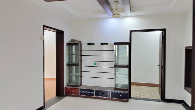 10 Marla House Available In Bahria Town For sale 7