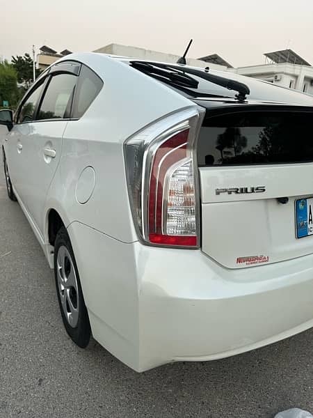 Toyota Prius 2013 For Sale in Very Good Condition 3