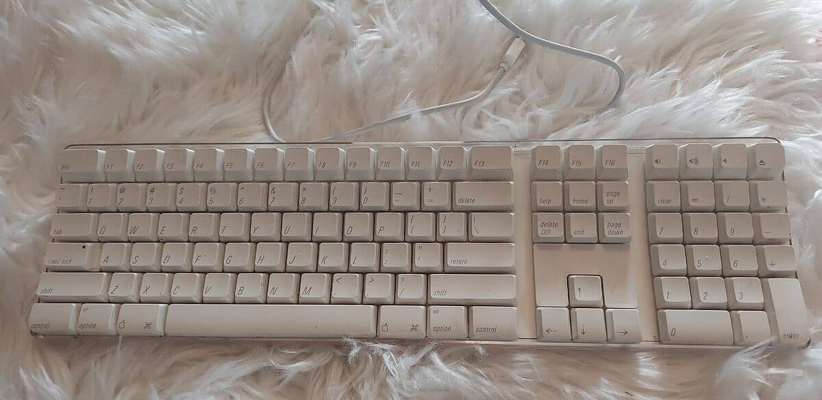 Apple wire keyboard 1