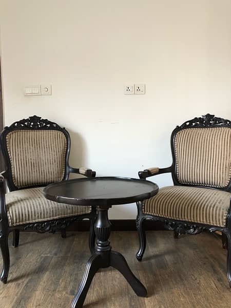 Comfortable Chairs with Table 0