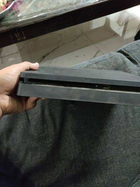 PS4 slim 1