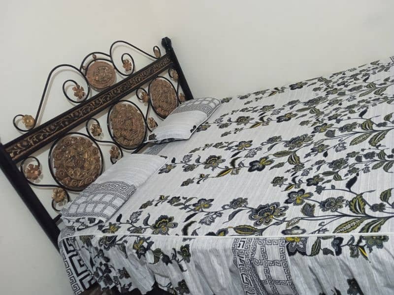 urgently sale an iron bed 1