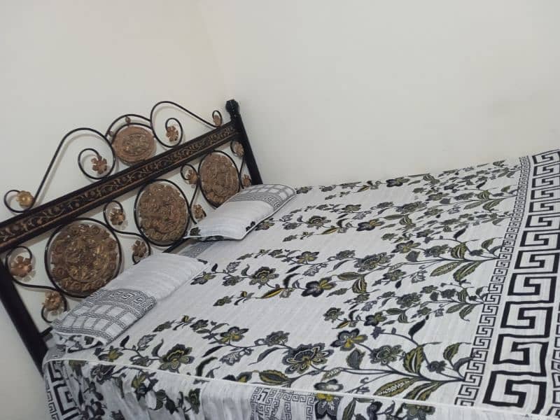 urgently sale an iron bed 2