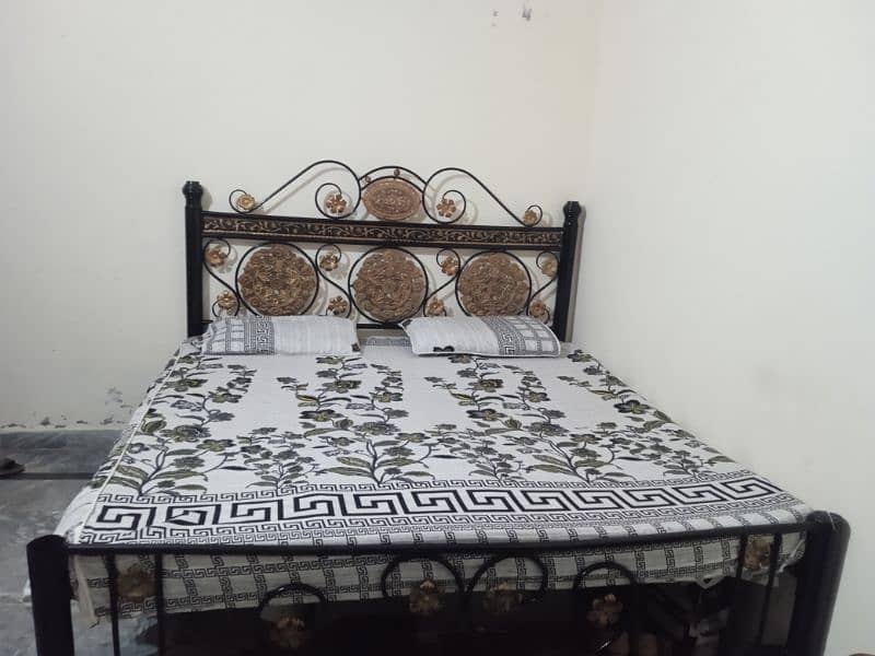 urgently sale an iron bed 3