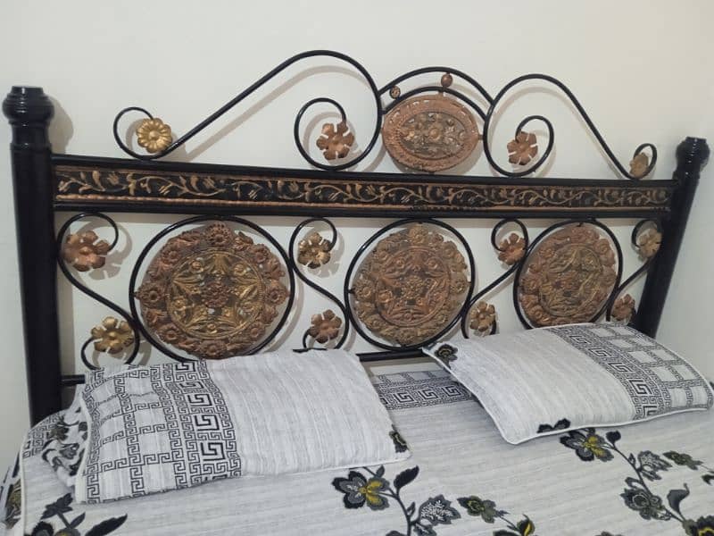 urgently sale an iron bed 4