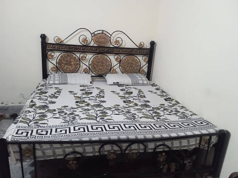 urgently sale an iron bed 5