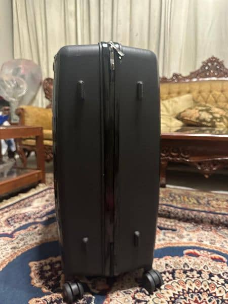 VERAGE Suitcase for Sale 2