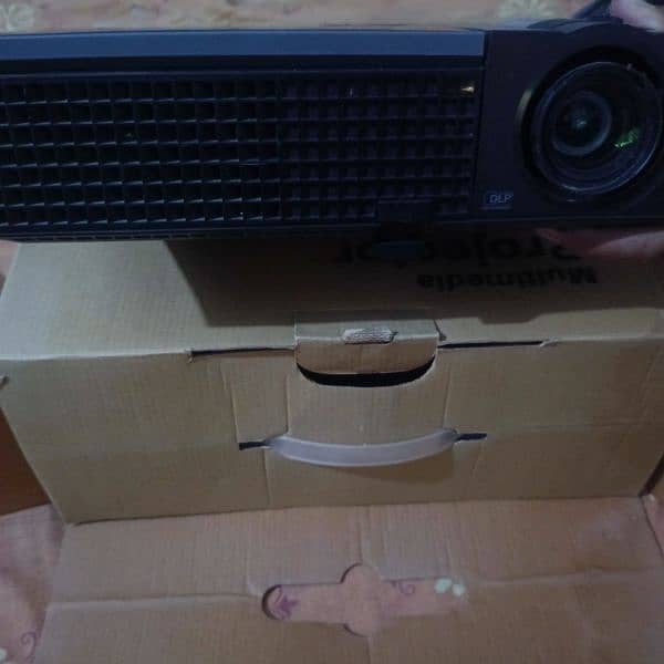 urgent sale projector 3