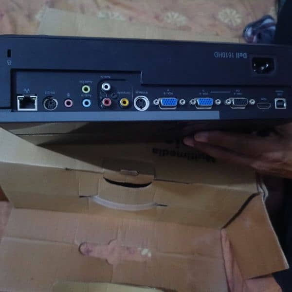 urgent sale projector 4